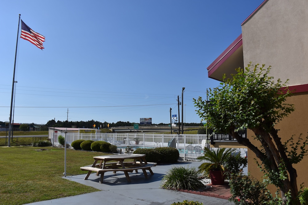 Super 8 by Wyndham Tifton 49/54