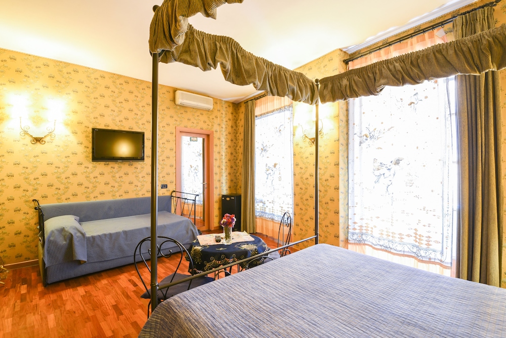 ROOM, TRIPLE