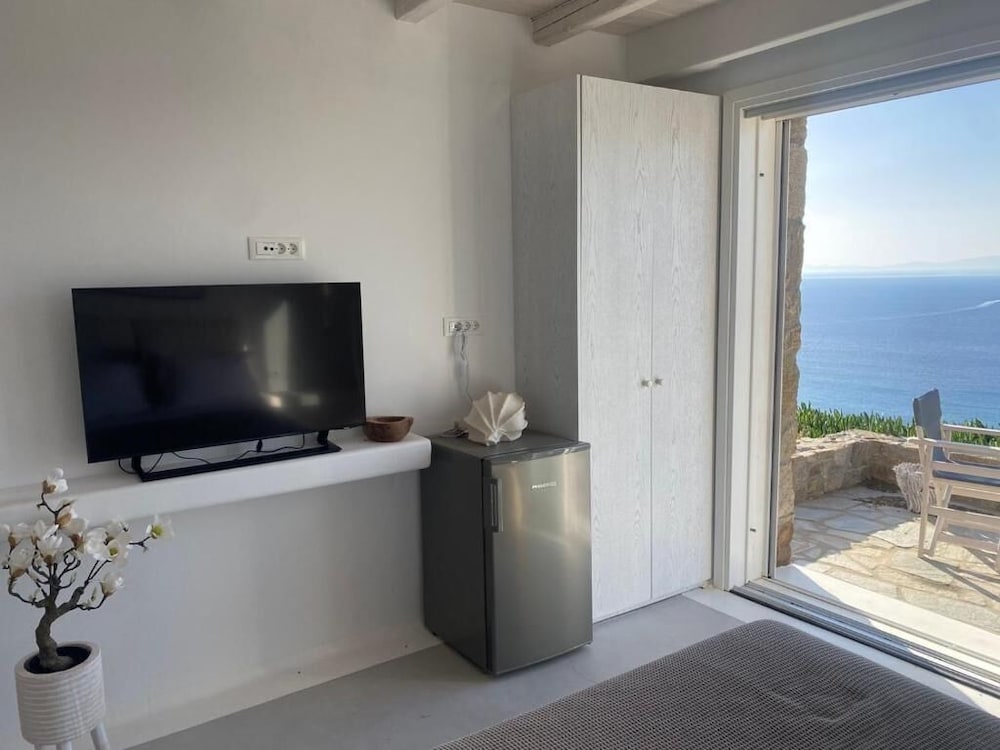 WHITE ROCK SUITES & VILLAS 36/50