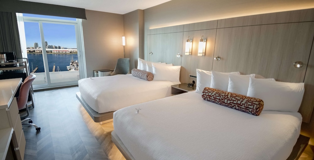غرفة بسريرين كوين بإطلالة على البحر، Coast Victoria Hotel Marina By Apa 3/4