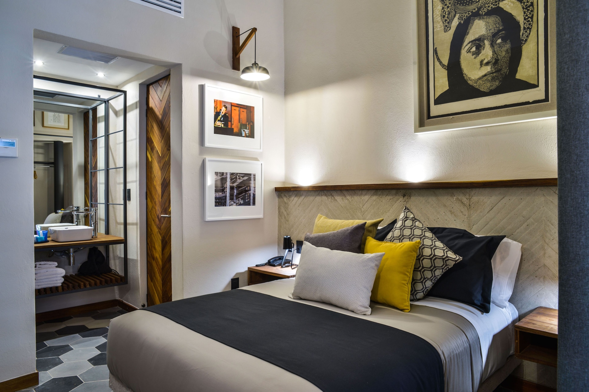 STANDARD, QUEEN BED