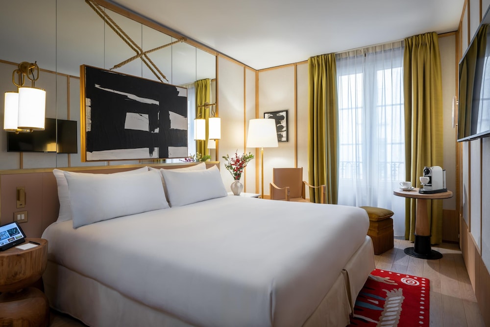 DELUXE, KING BED
