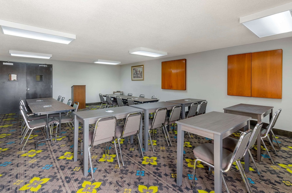 Quality Inn Hillsville 40/48