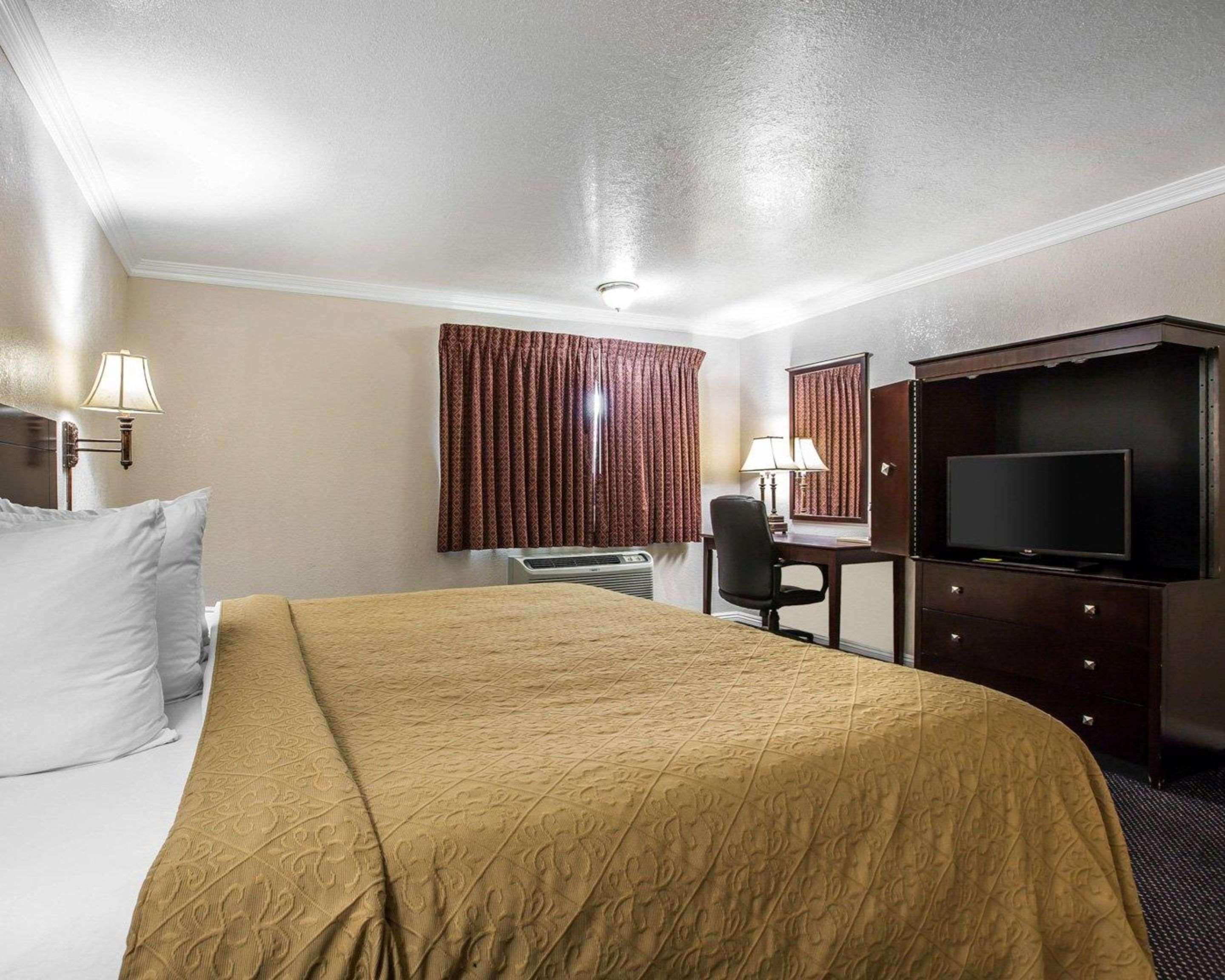 Quality Inn & Suites Thousand Oaks 16/38