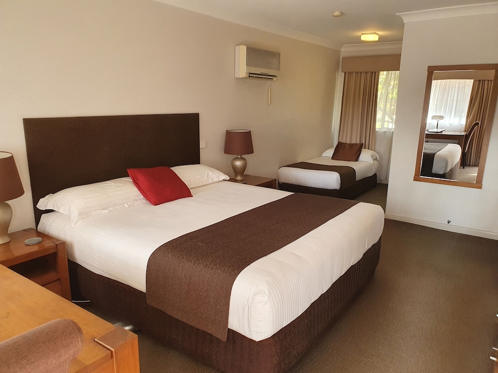 Deluxe, 1 Queen and 1 Single Bed, Queen Bed