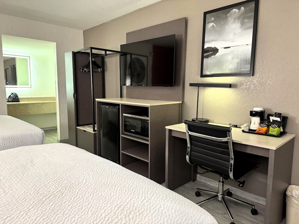 Room, 2 Queen Beds, Exterior Entrance، Ramada By Wyndham Tuscaloosa 9/10