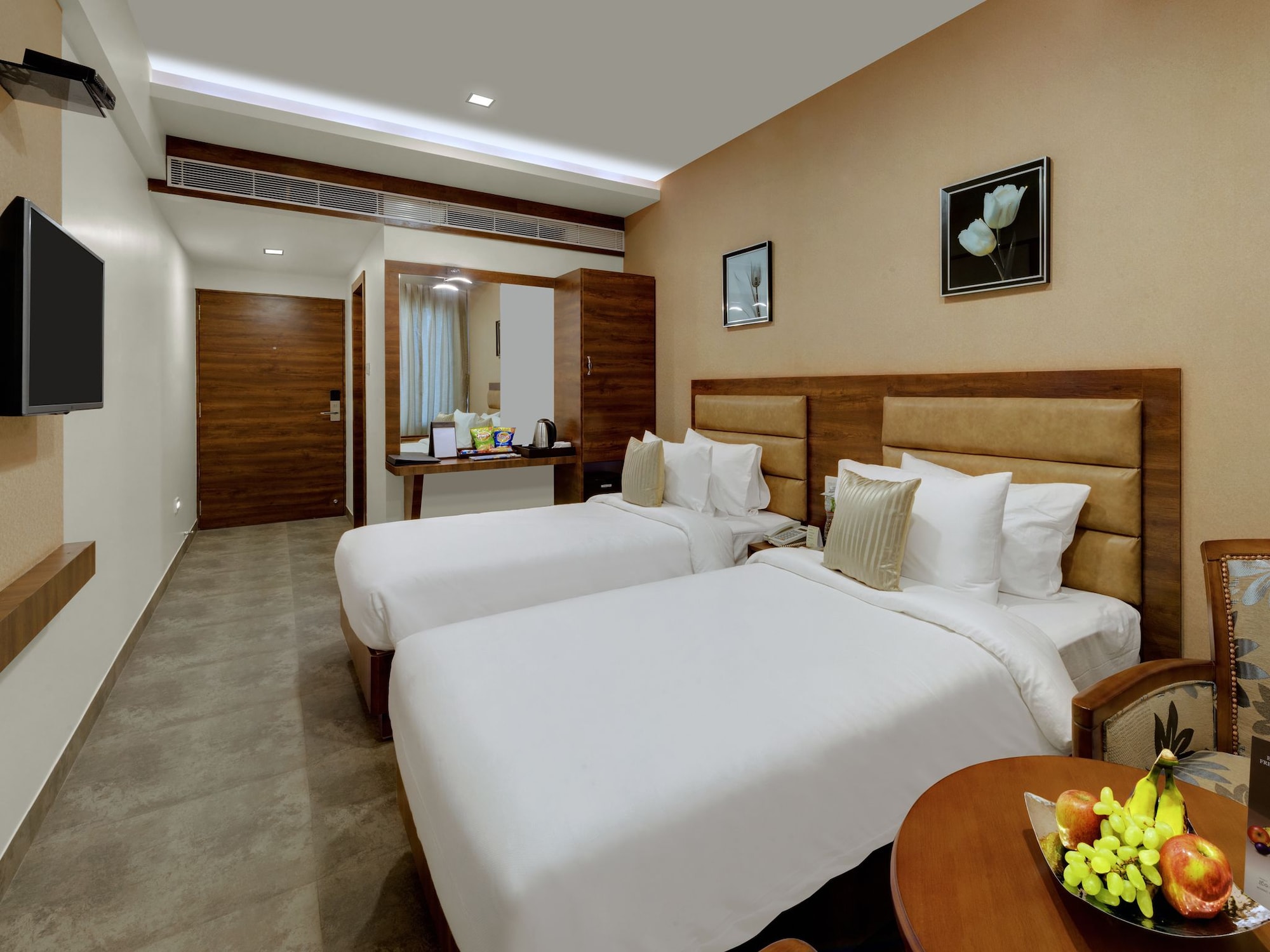 Green, King Bed، The Fern Residency Bhuj 2/2