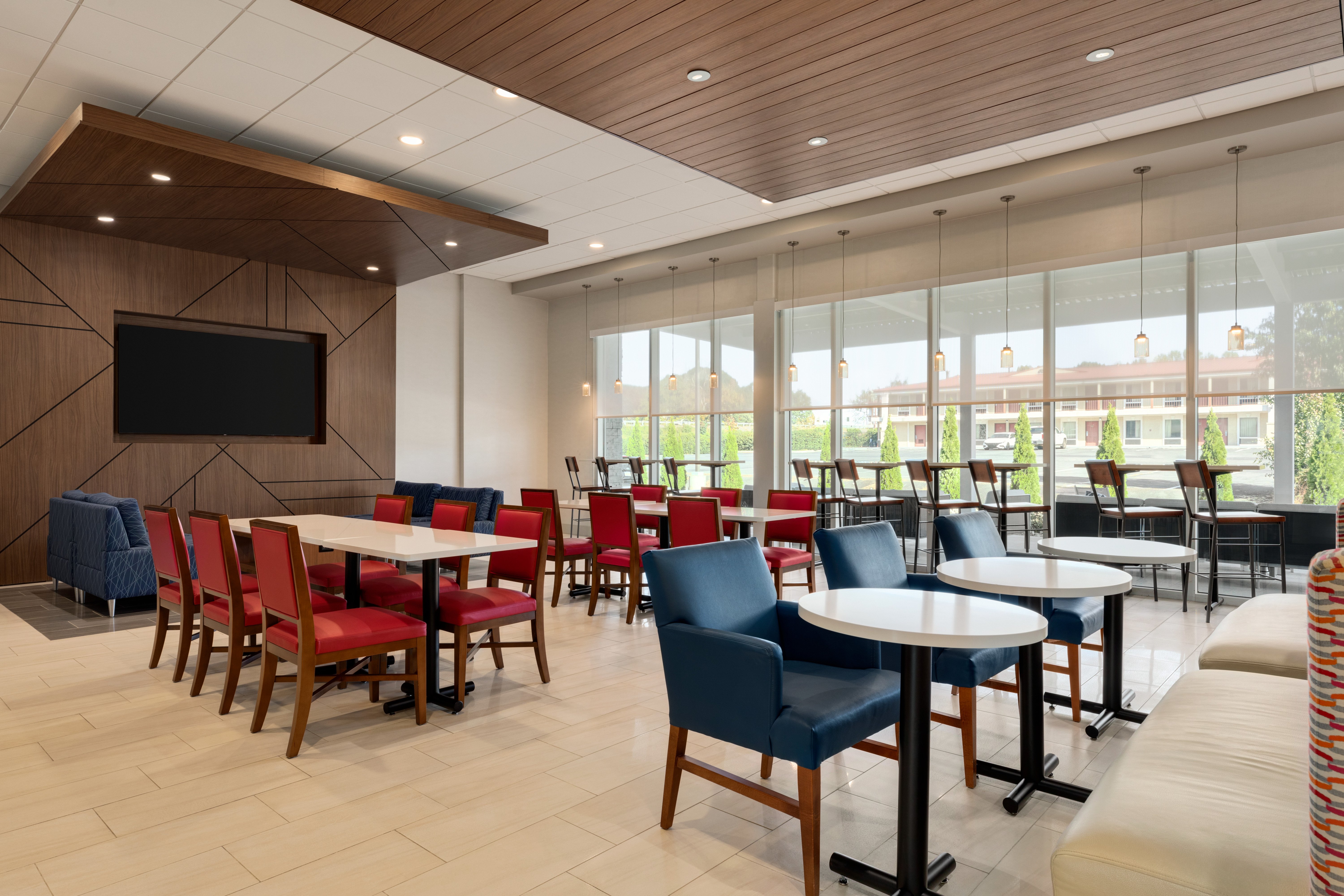 Holiday Inn Express Suites Dalton Walnut Ave 48/52