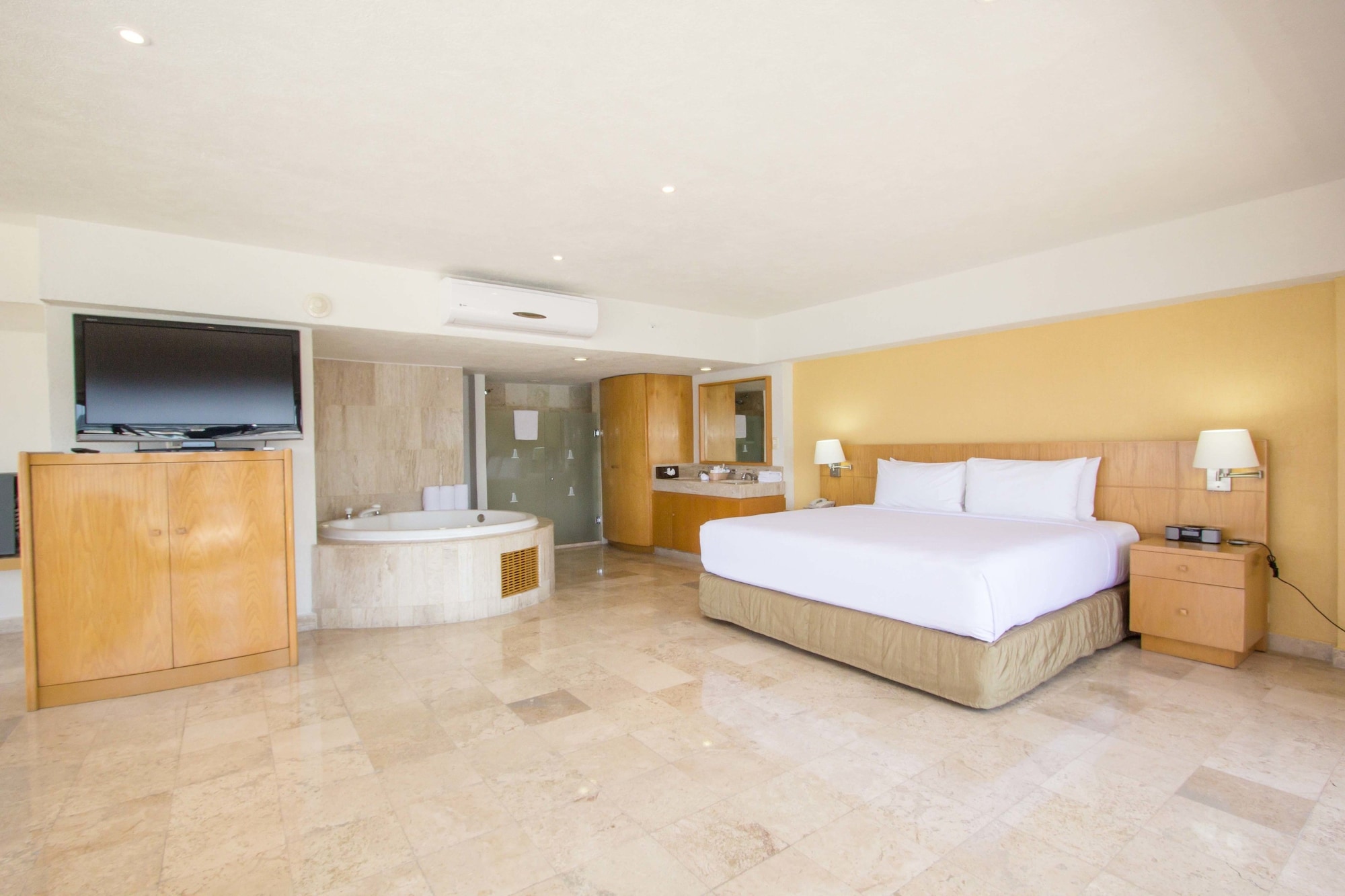SENIOR, SUITE, KING BED, JETTED TUB