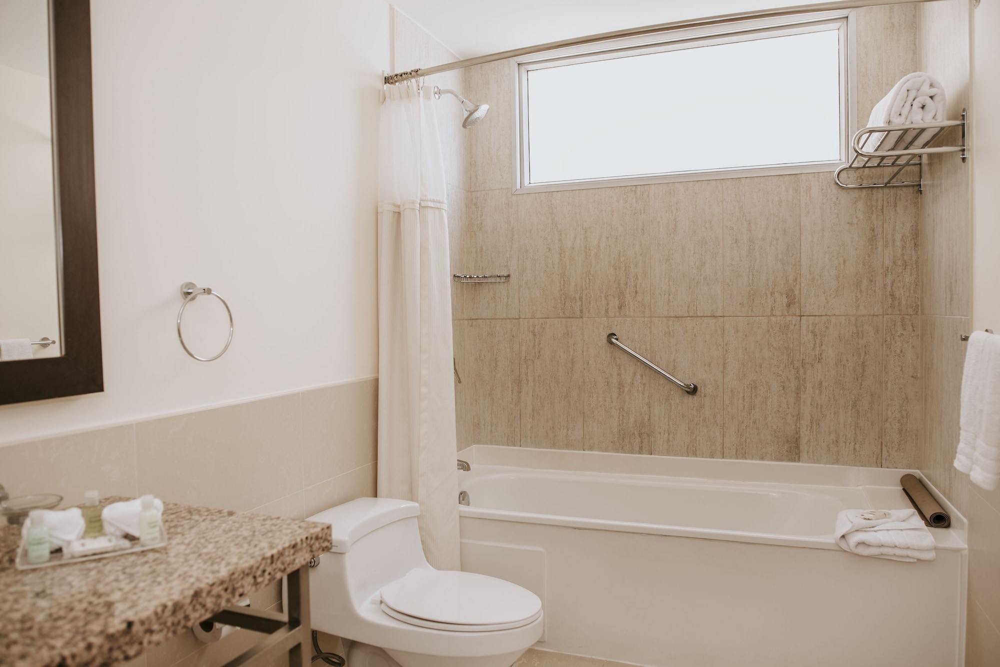 جناح بسرير كينج بإطلالة على المدينة بغرفة نوم واحدة مع أريكة، Courtyard By Marriott Guayaquil 3/4