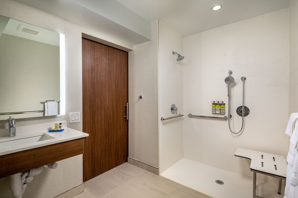 Holiday Inn Express and Suites Chatsworth 27/57