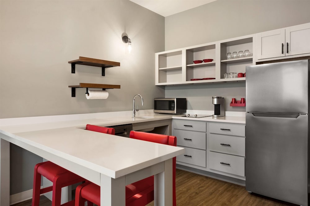 La Quinta Inn & Suites by Wyndham Mount Laurel / Moorestown 46/58