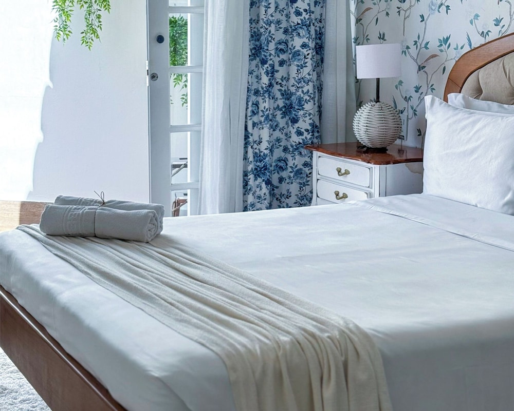 EXECUTIVE, SUITE, QUEEN BED, LAKE VIEW
