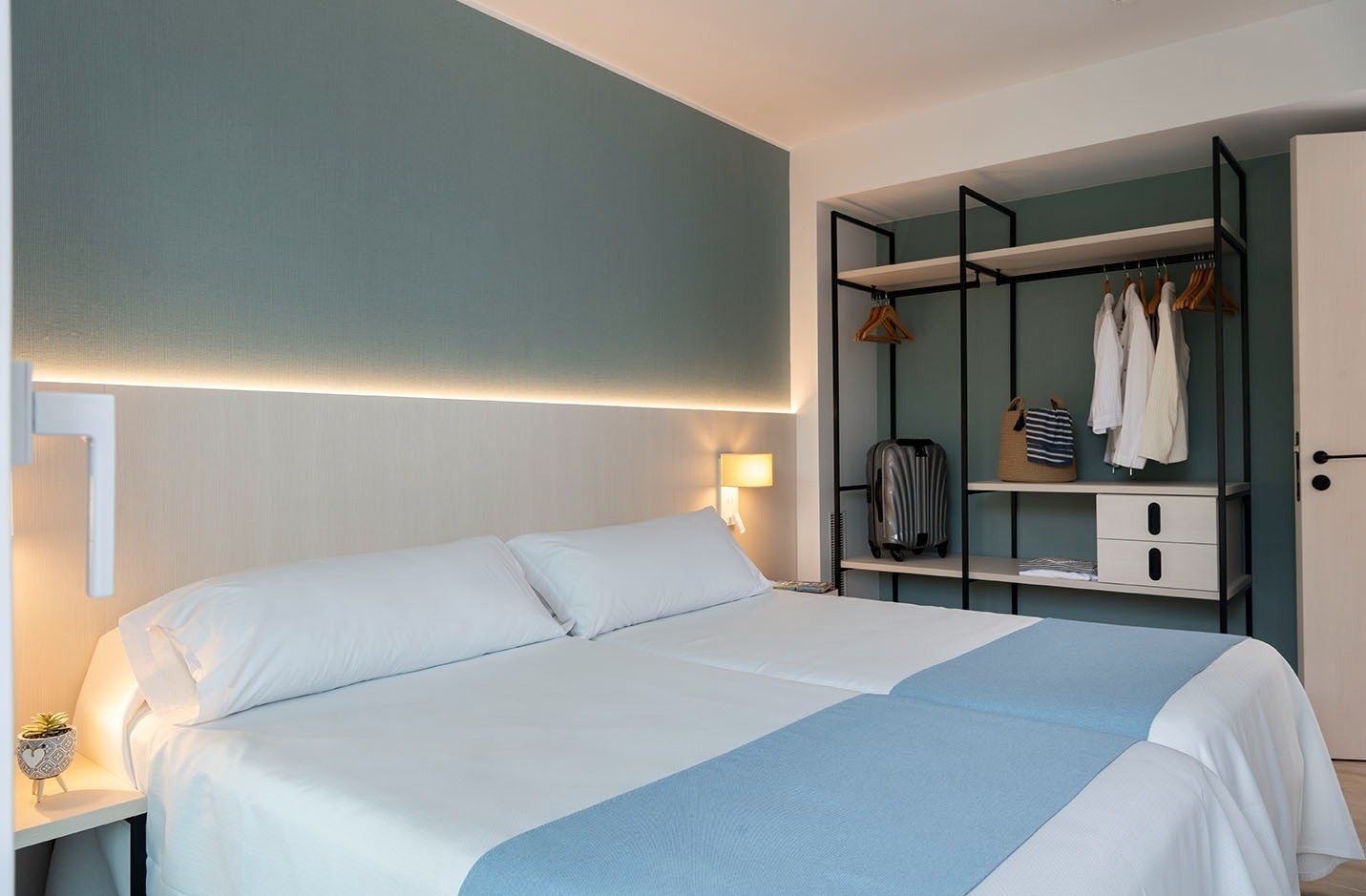 SMART, SUITE, POOL VIEW