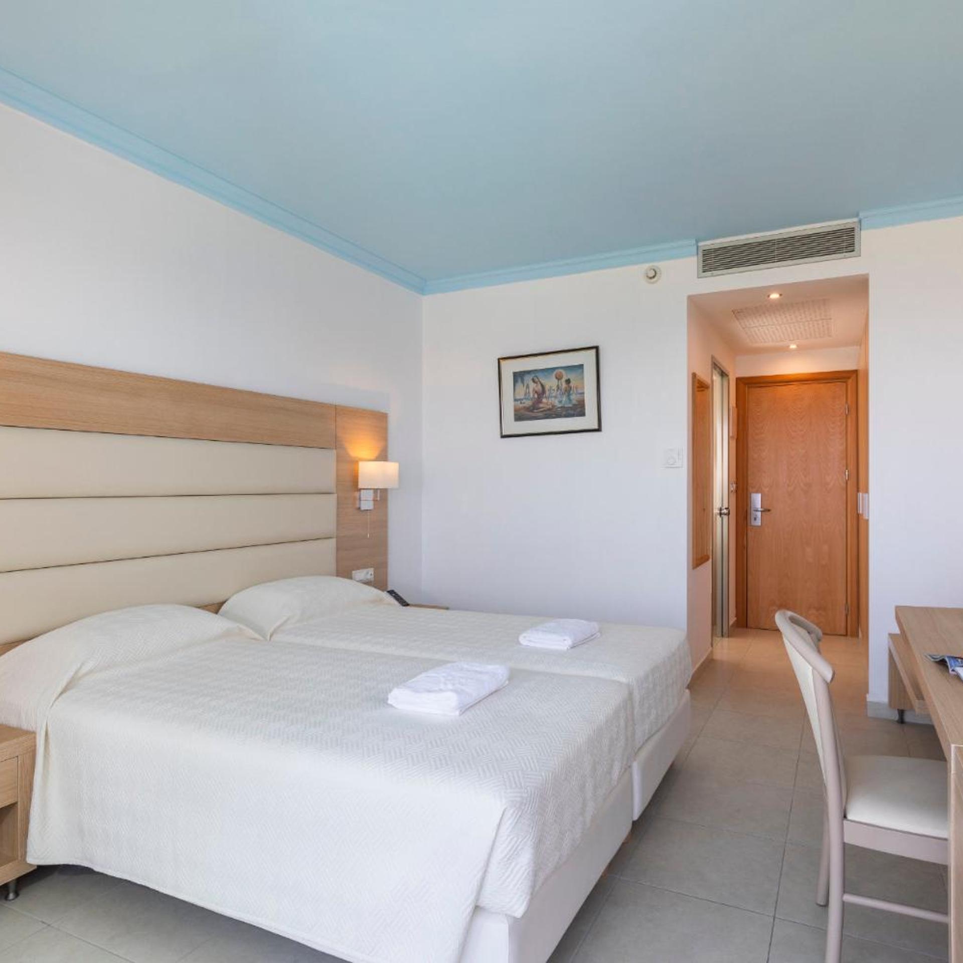 Superior, Twin Beds, Land View