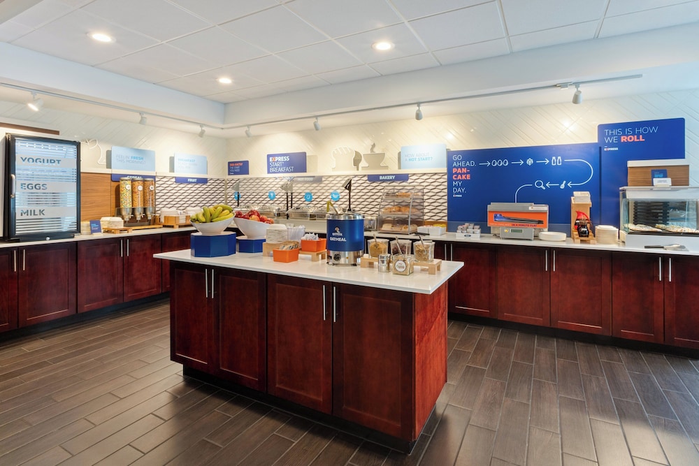 Holiday Inn Express and Suites Cincinnati Riverfront, an IHG Hotel 9/64