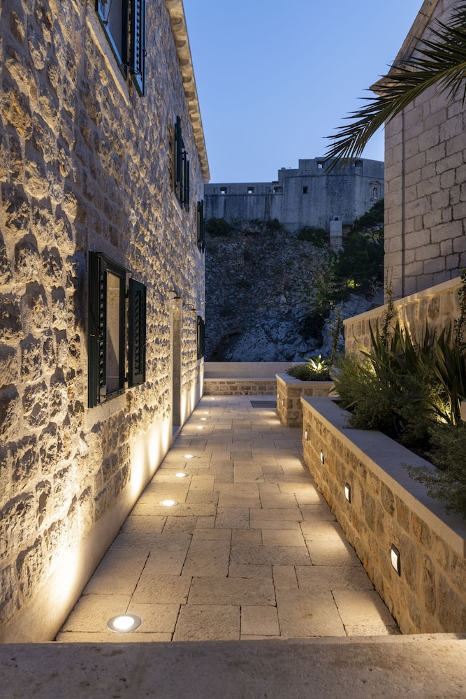 Sea Rocks Residence 34/40