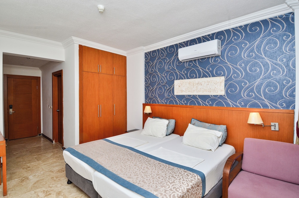 Tropic Hotel Side 12/51