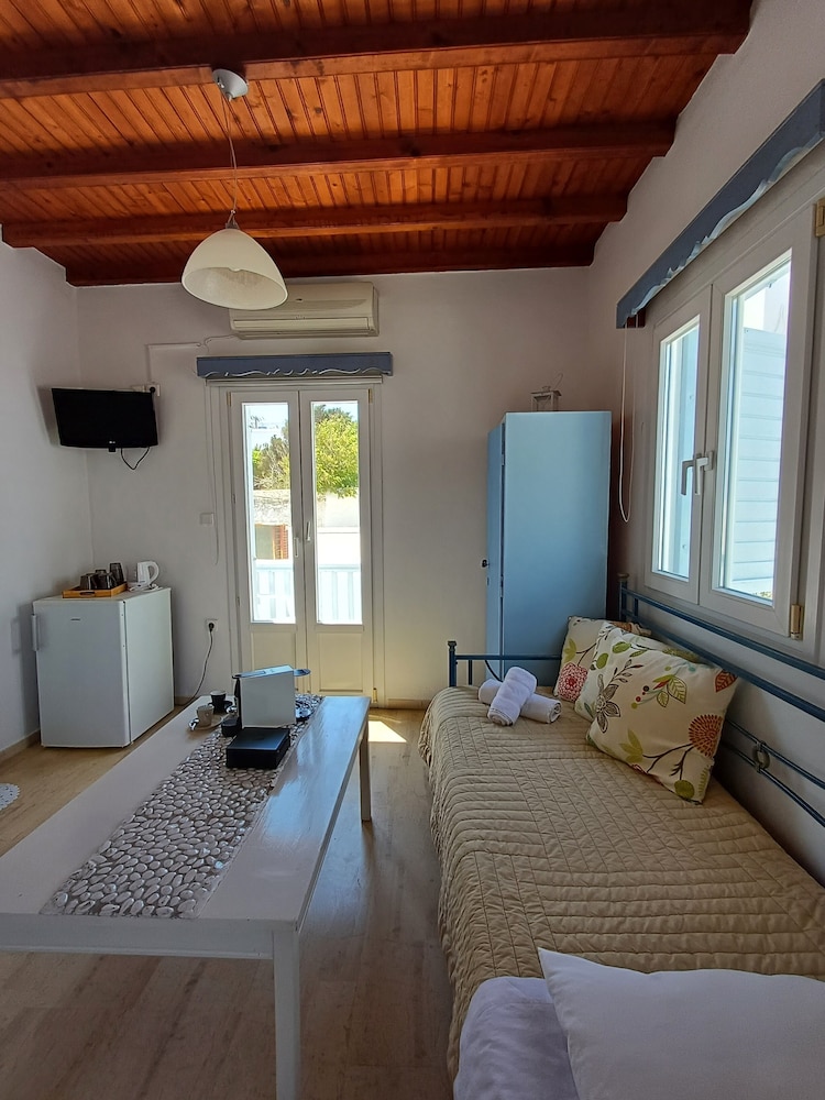 Manos Rooms 15/50
