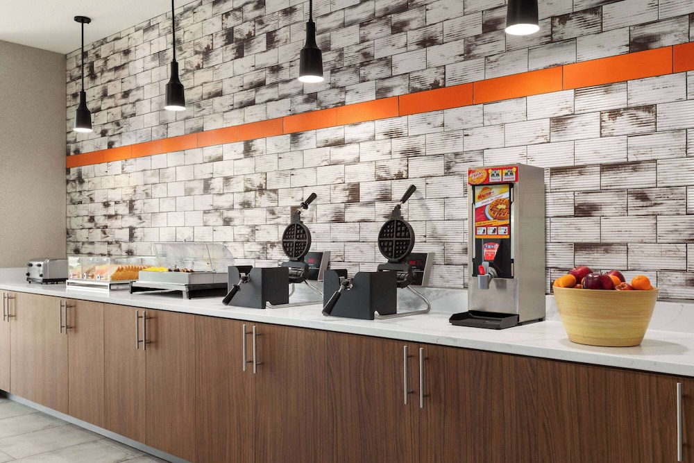 La Quinta Inn & Suites by Wyndham Austin South 8/53