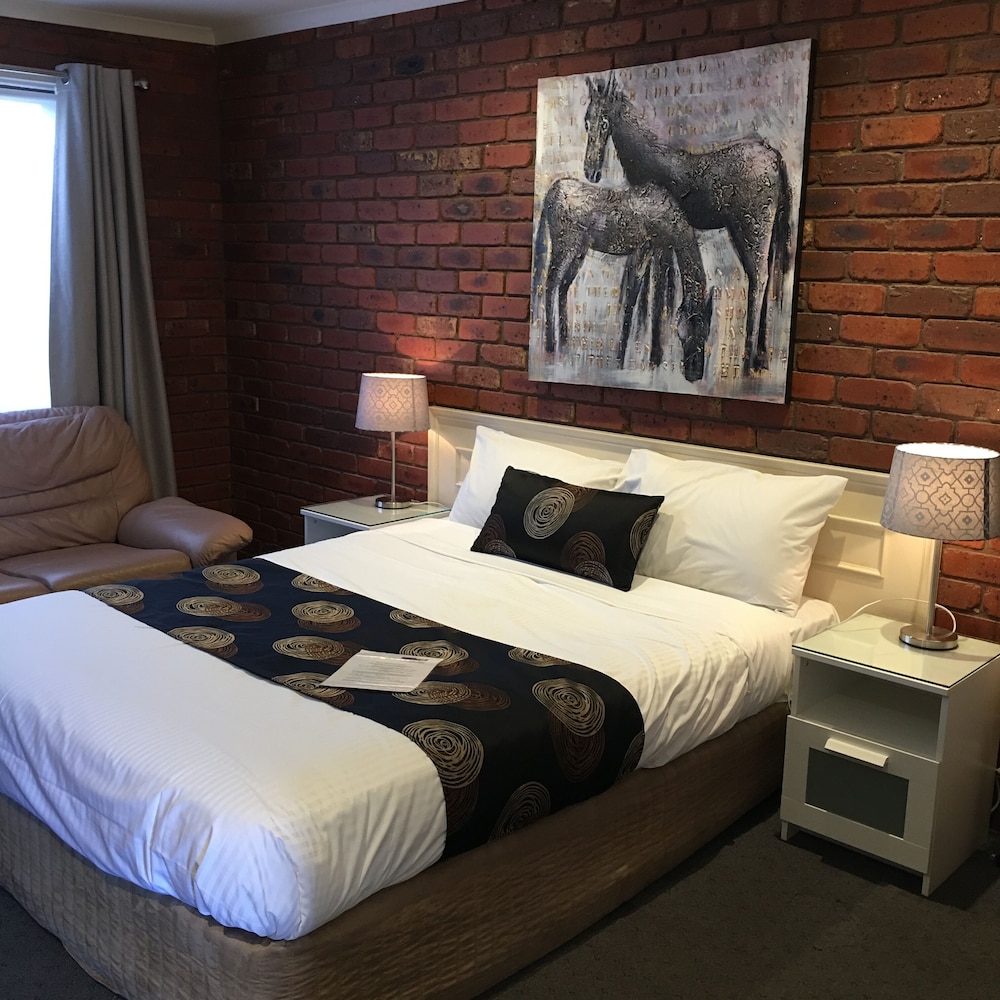 STANDARD, QUEEN BED