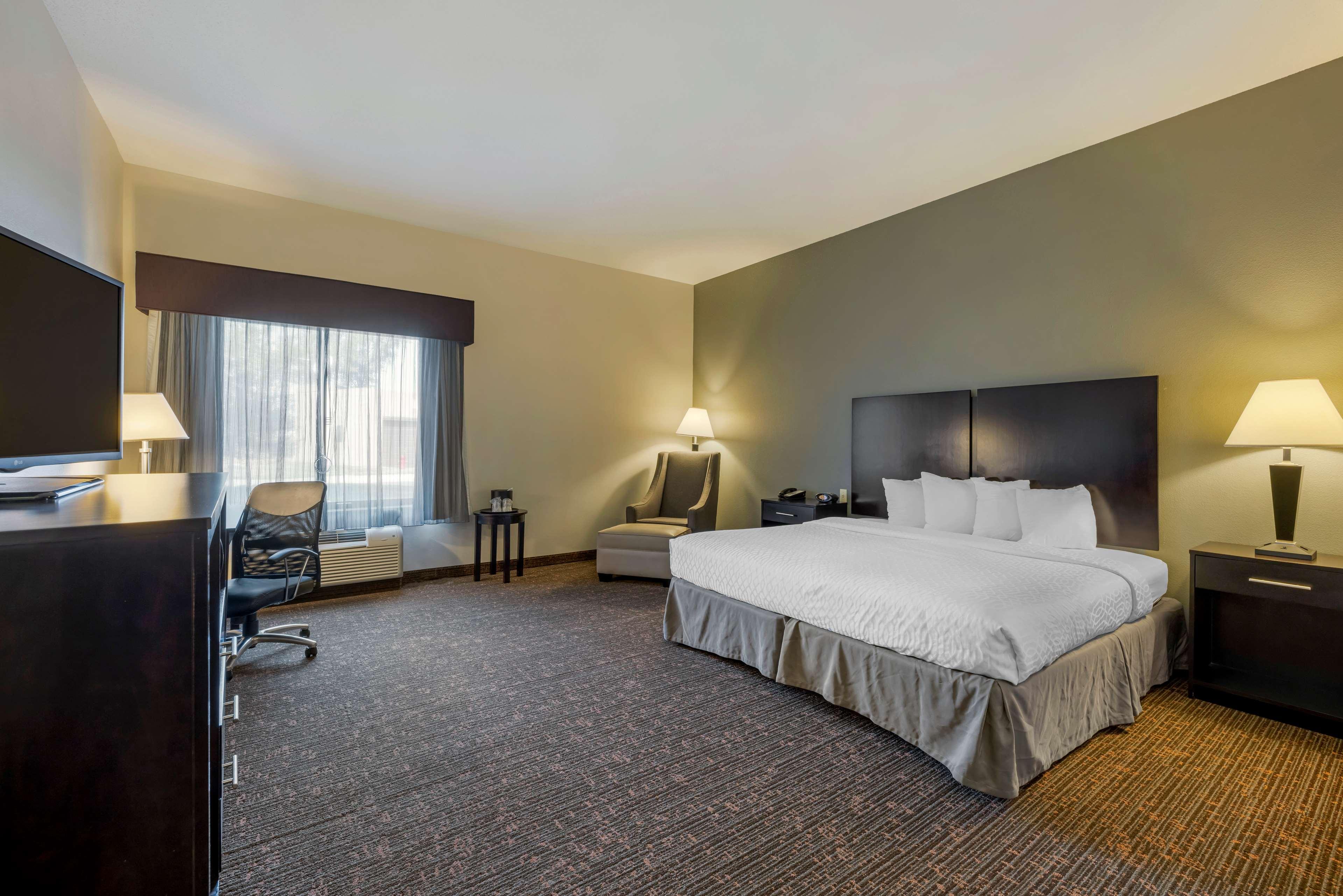 غرفة بسرير مزدوج لذوي الإعاقة، Best Western Plus Omaha Airport Inn 2/4
