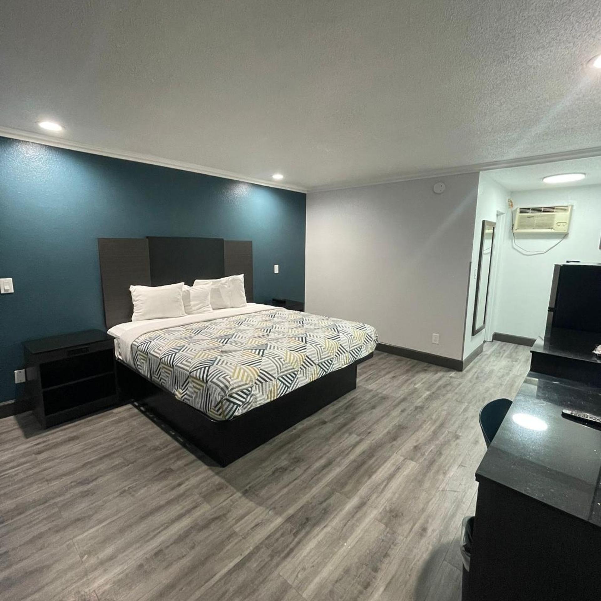 ROOM, KING BED, ACCESSIBLE