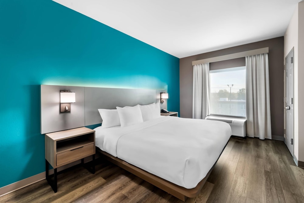 SUITE, KING BED