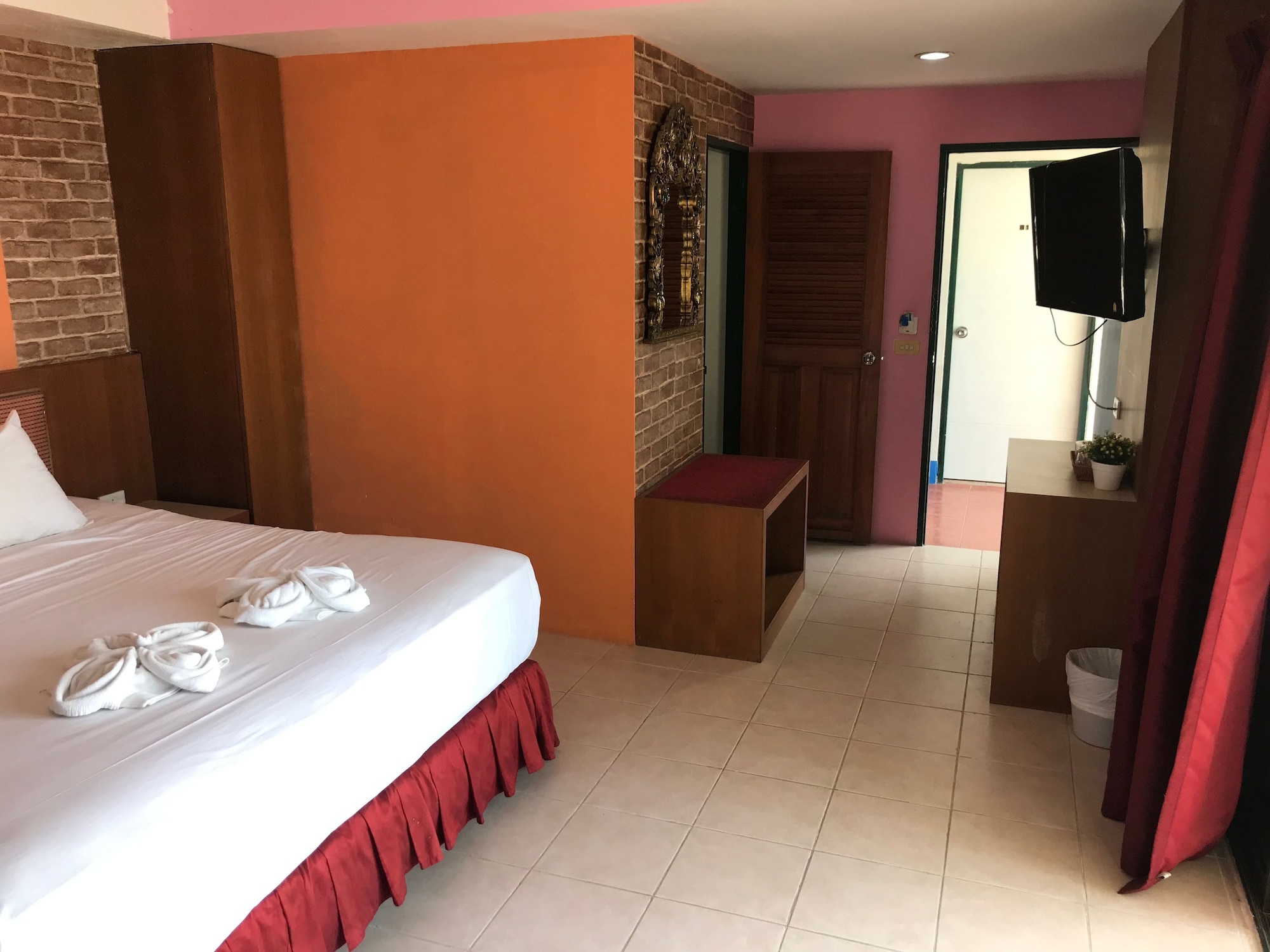 SUPERIOR, KING BED, BALCONY