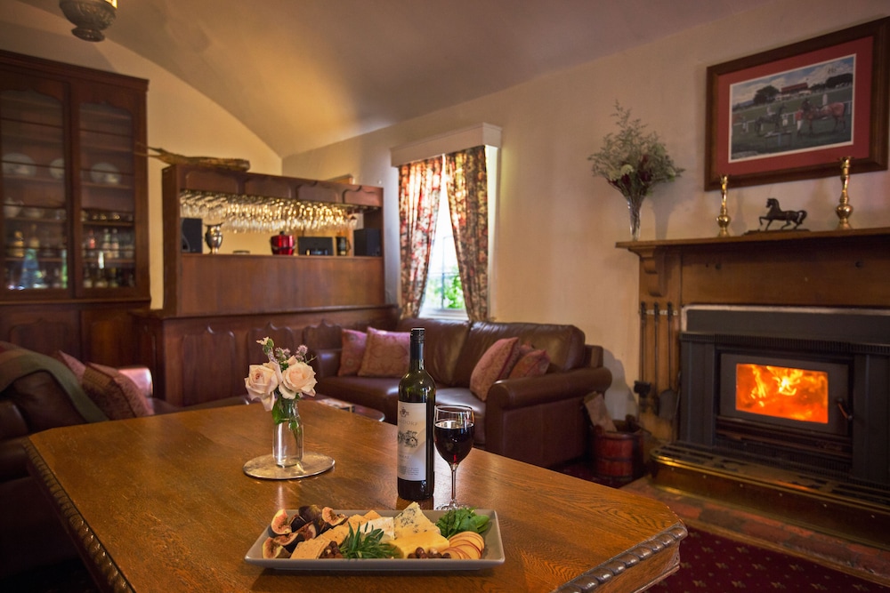 THE RACECOURSE INN 31/50