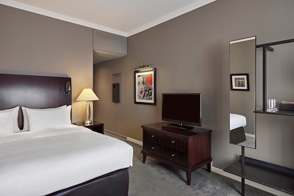 ROOM, QUEEN BED