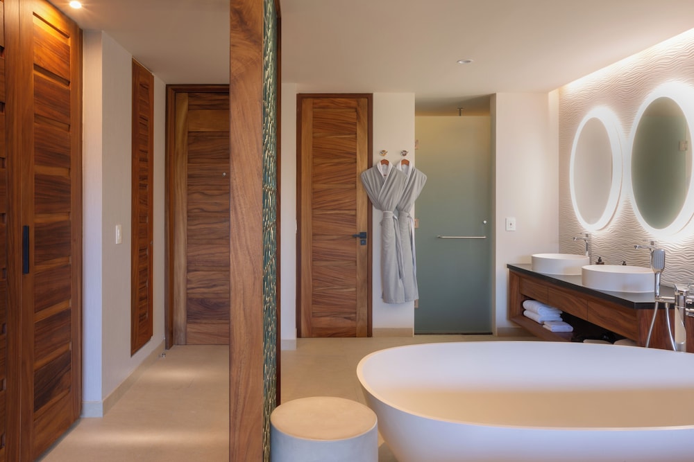 PLATINUM, MASTER, SUITE, KING BED