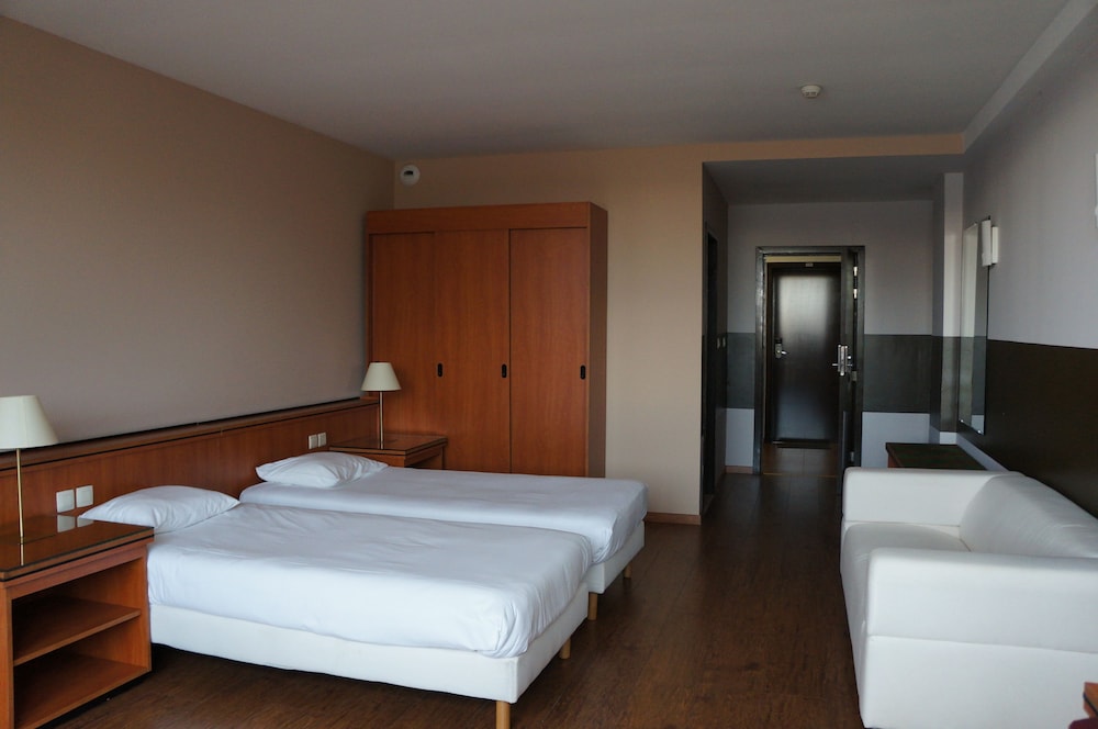 ROOM, TWIN BEDS