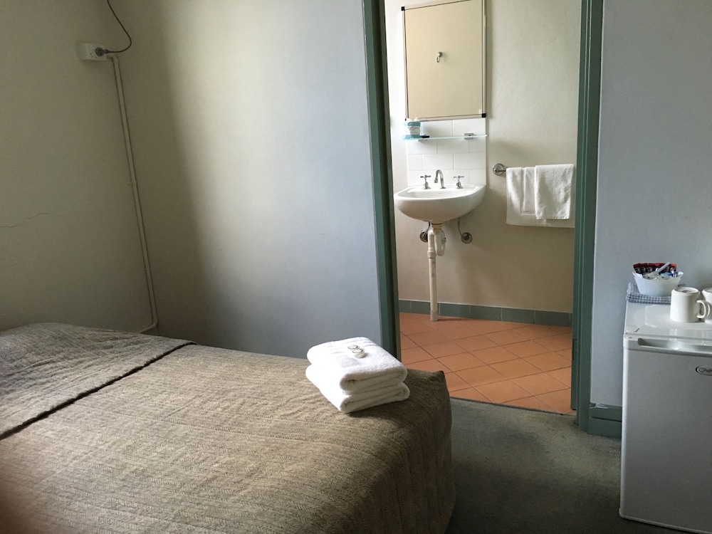 Amaroo Hotel 12/41