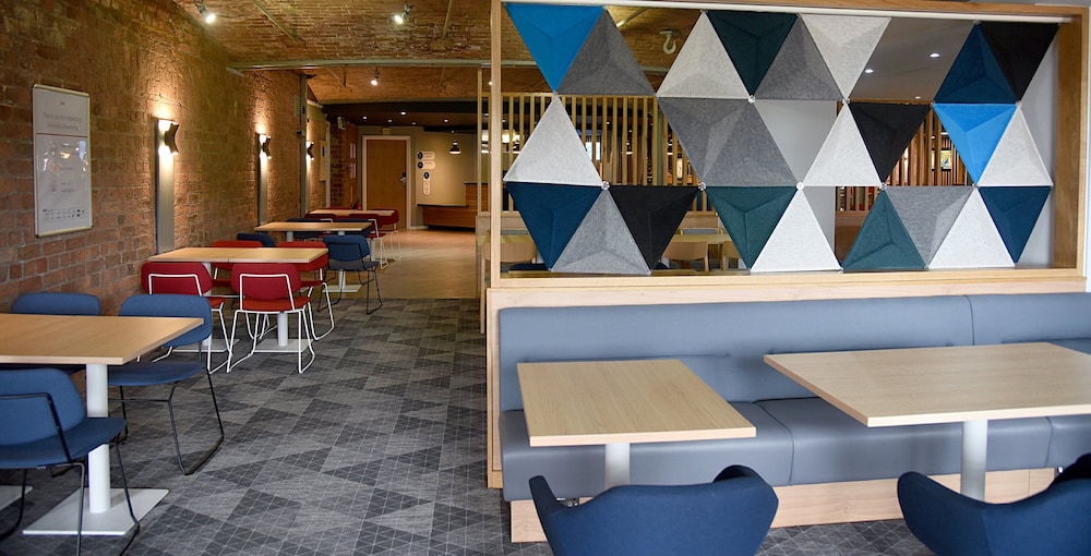 Holiday Inn Express Liverpool Royal Albert Dock 13/76