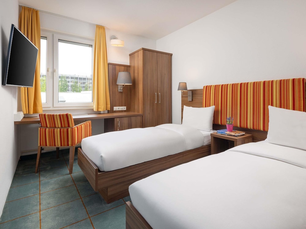 ROOM, TWIN BEDS