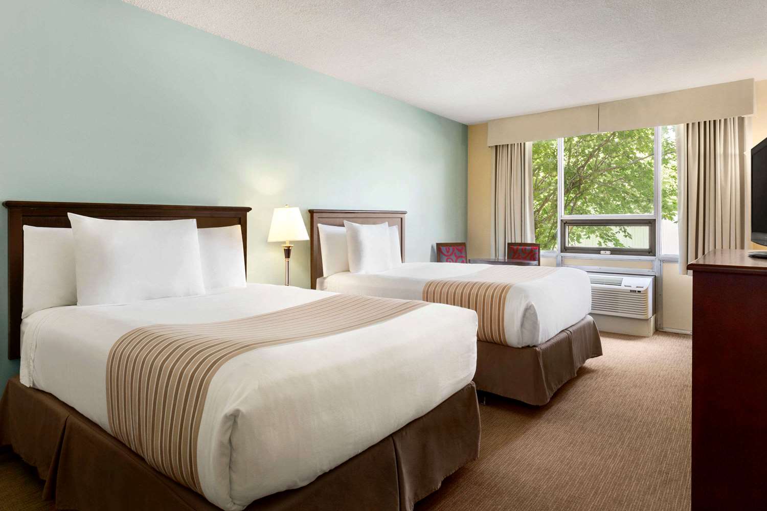 Quality Inn & Suites Sydney, NS 5/17