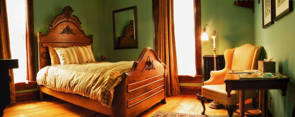 Whiskey Mansion Bed and Breakfast 8/22