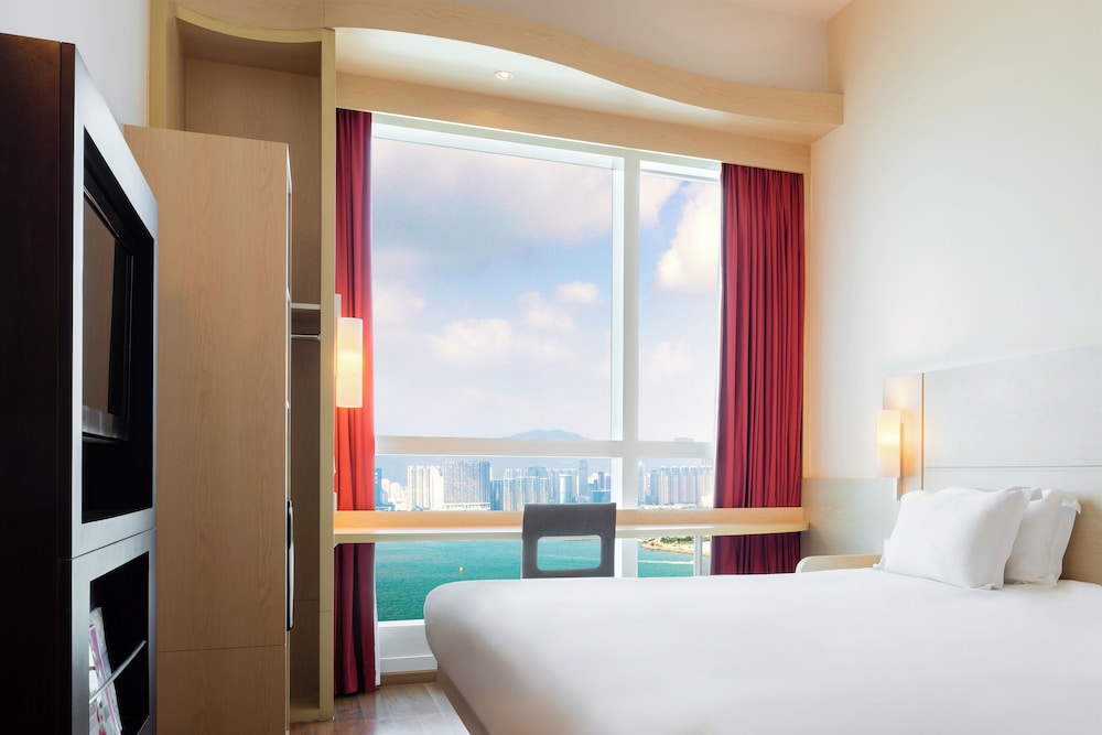 Ibis Hong Kong Central & Sheung Wan Hotel 18/65