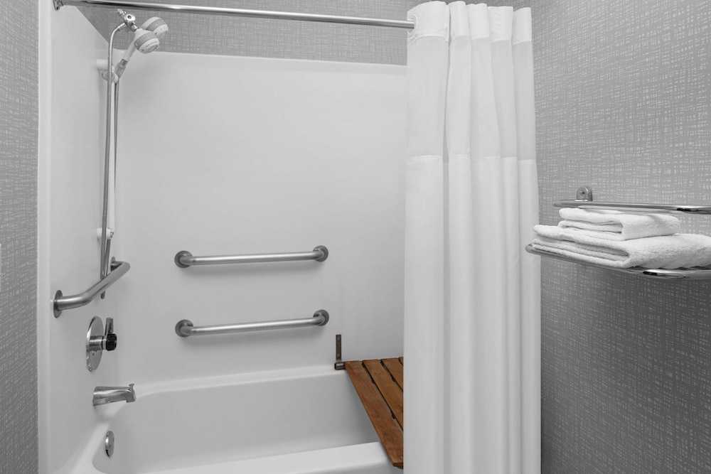 Hampton Inn Phoenix Biltmore 15/43