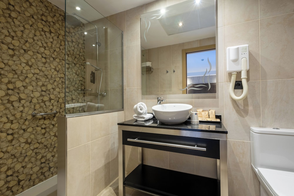 غرفة بسريرين منفصلين بشرفة، Gran Hotel Barcino 4/4