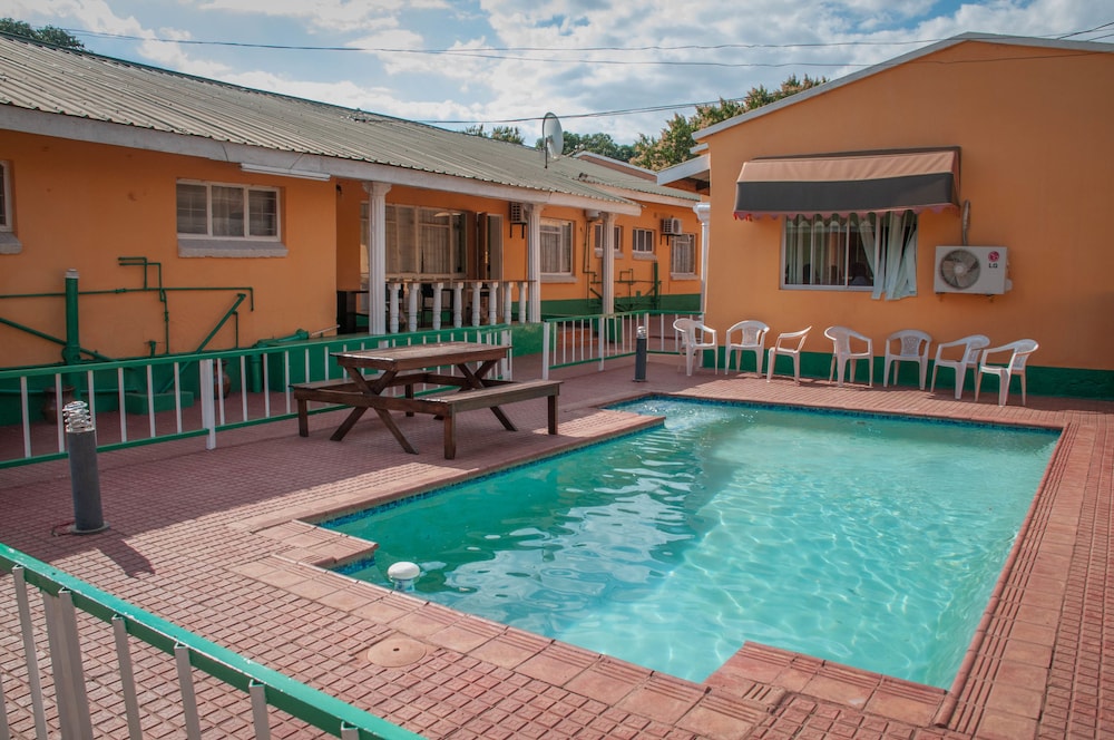Woodlands Lodge & Tours 44/50