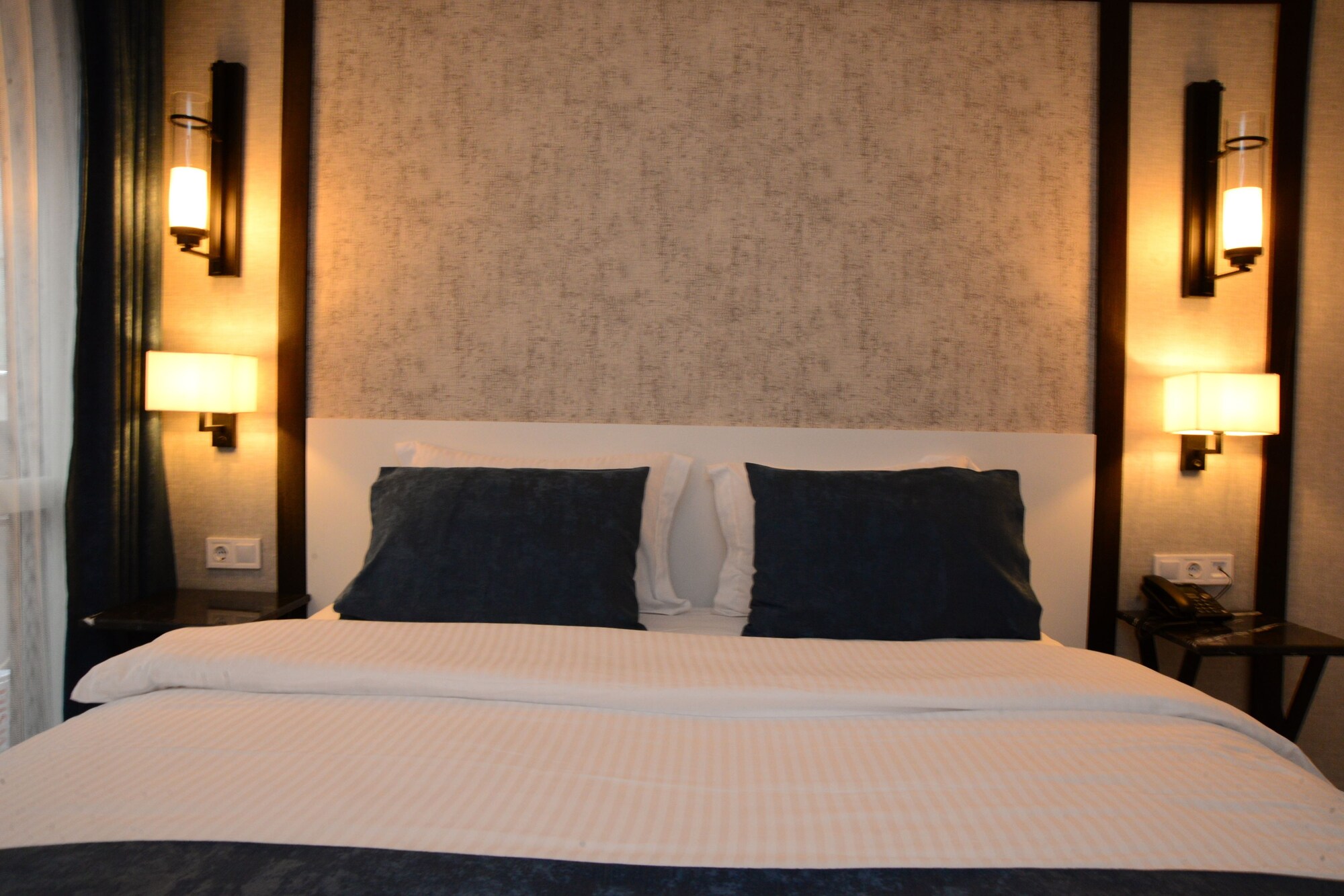 SUPERIOR, SUITE, QUEEN BED, CITY VIEW, SOFA