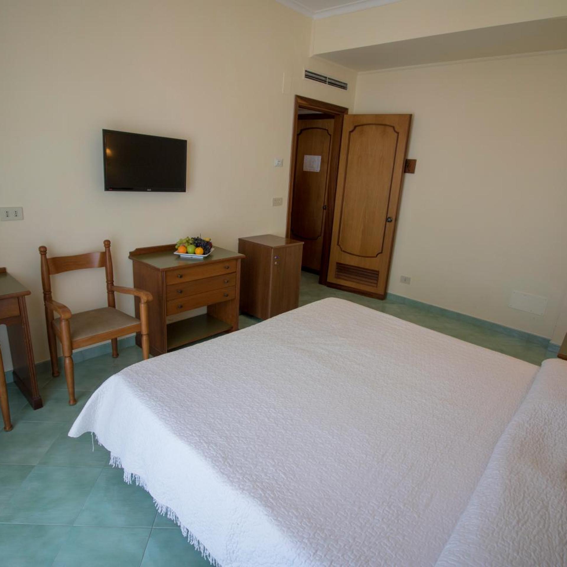 ROOM, DOUBLE OR TWIN BED