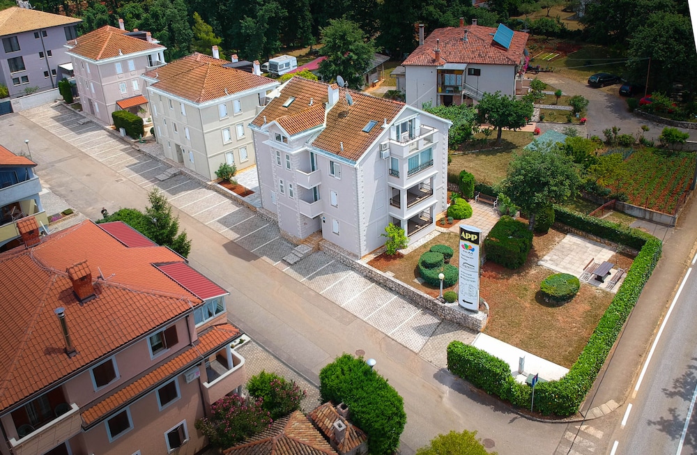 APARTMENTS AND ROOMS DEGRA 41/49