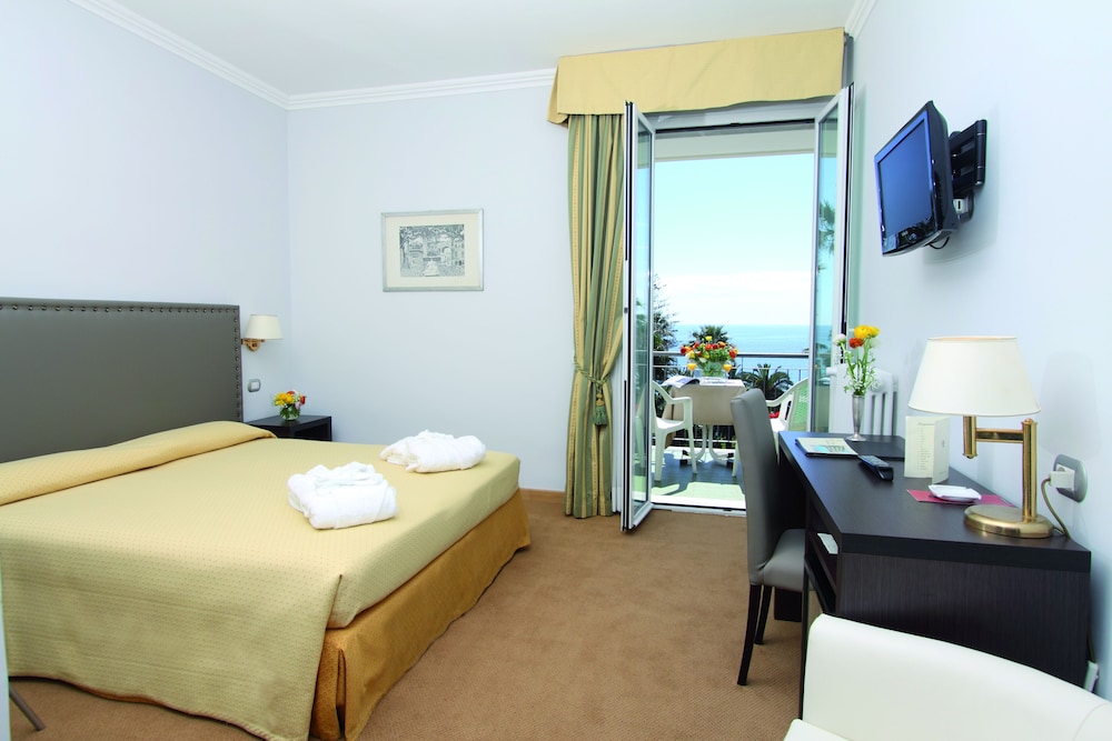 Hotel Paradiso 28/78