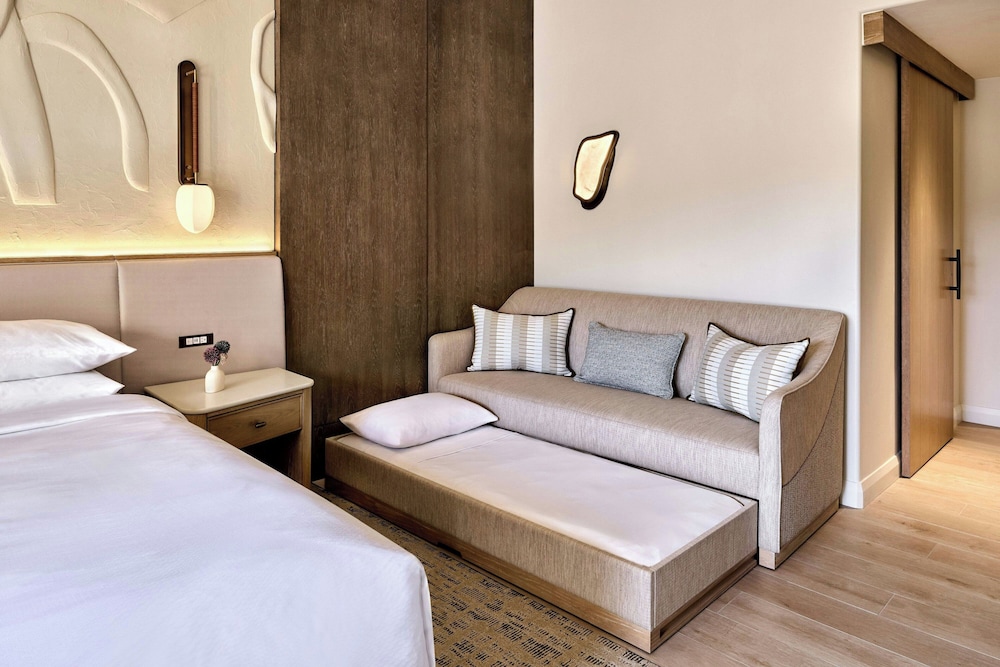 Room, King Bed, Golf Course View, Balcony
