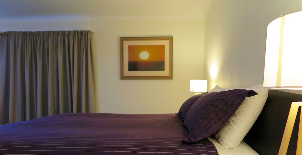 SUMMERHILL MOTOR INN 58/70