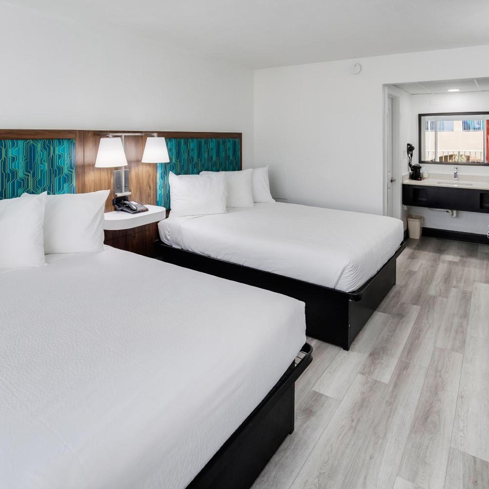 Standard, 2 Queen Beds, Murphy Bed, Murphy 2/5