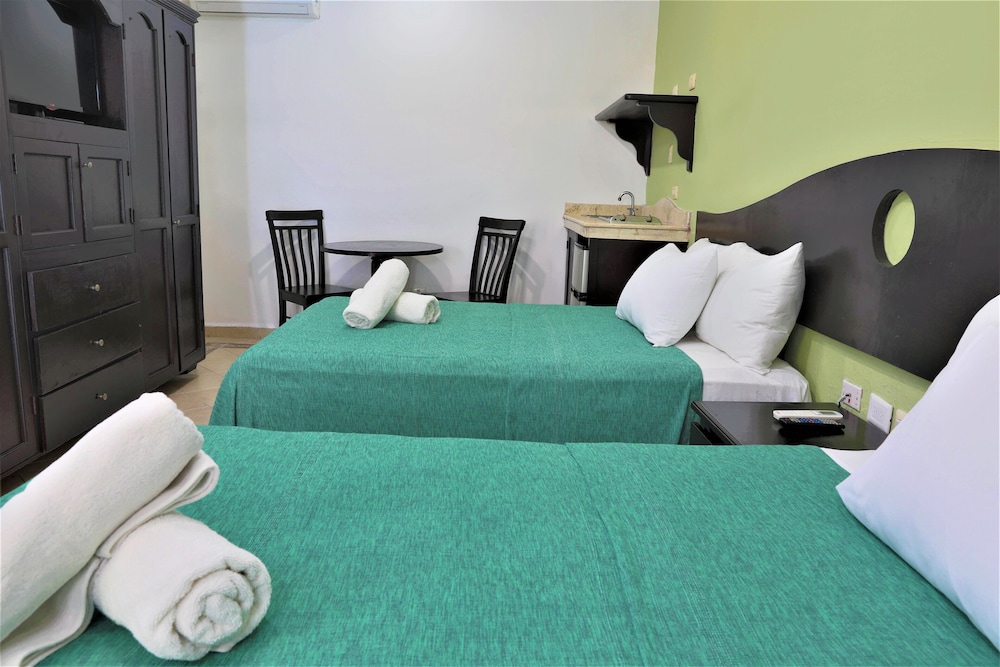 Hotel Colonial Playa del Carmen 20/50